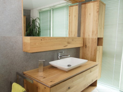 Bad_modern_Eiche_massiv_Rckwand_Spastyling_Beton_optik