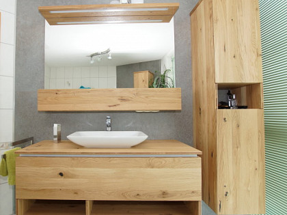 Bad_modern_Eiche_massiv_Rckwand_Spastyling_Beton_optik2