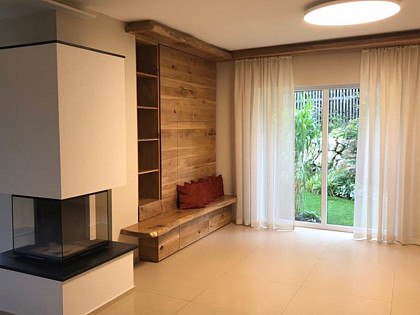 ModernWohnraumEichemassivNaturbaumkante