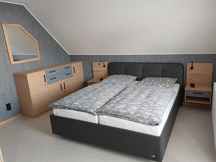 Modern_Schlafzimmer_massiv_blaugrau_abgesetzt