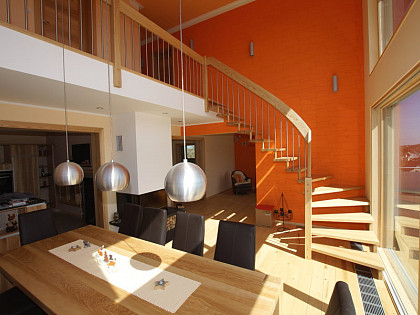 Moderne Treppe mit Geländer Esche