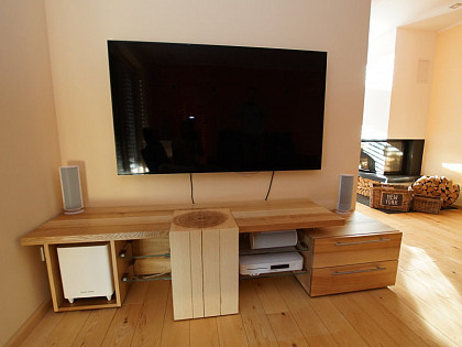 Moderner TV Schrank Esche massiv mit Stamm