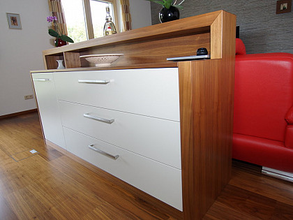 Moderner Wohnraum massiv furniert nussbaum weiss