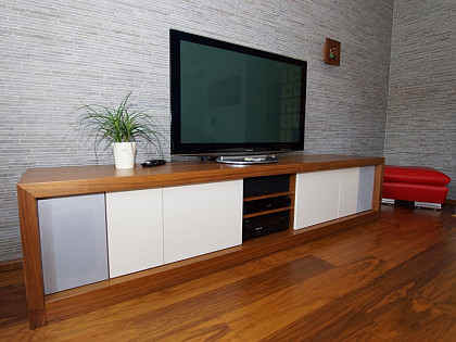 Moderner Wohnraum massiv furniert nussbaum weiss2